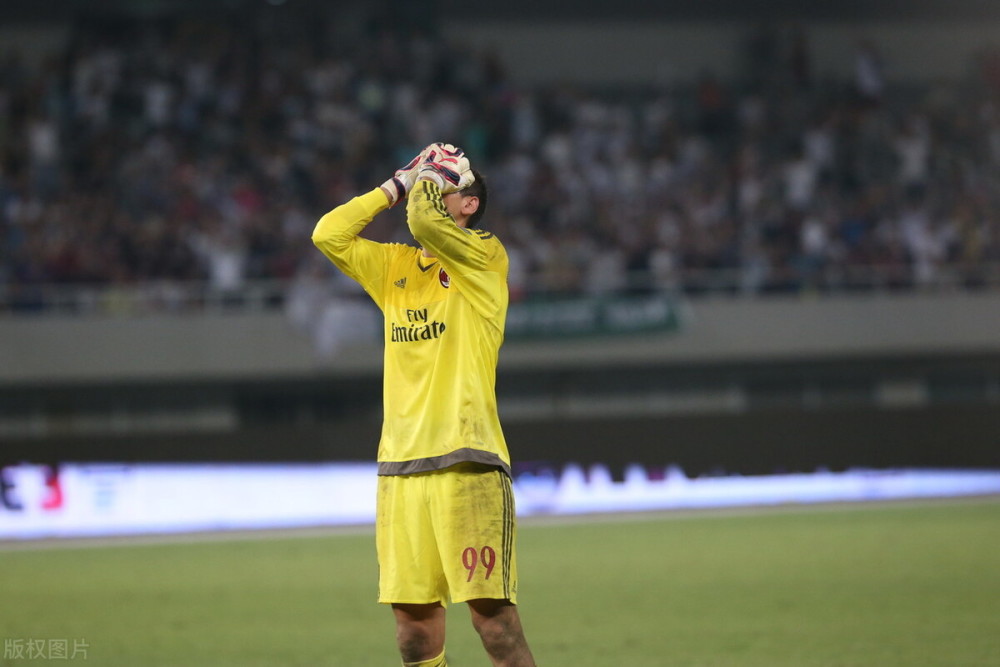 包含赛地聚焦——社区盾今晨热度飙升，AC米兰再遭质疑，球迷炸锅，赛季目标并未改变的词条